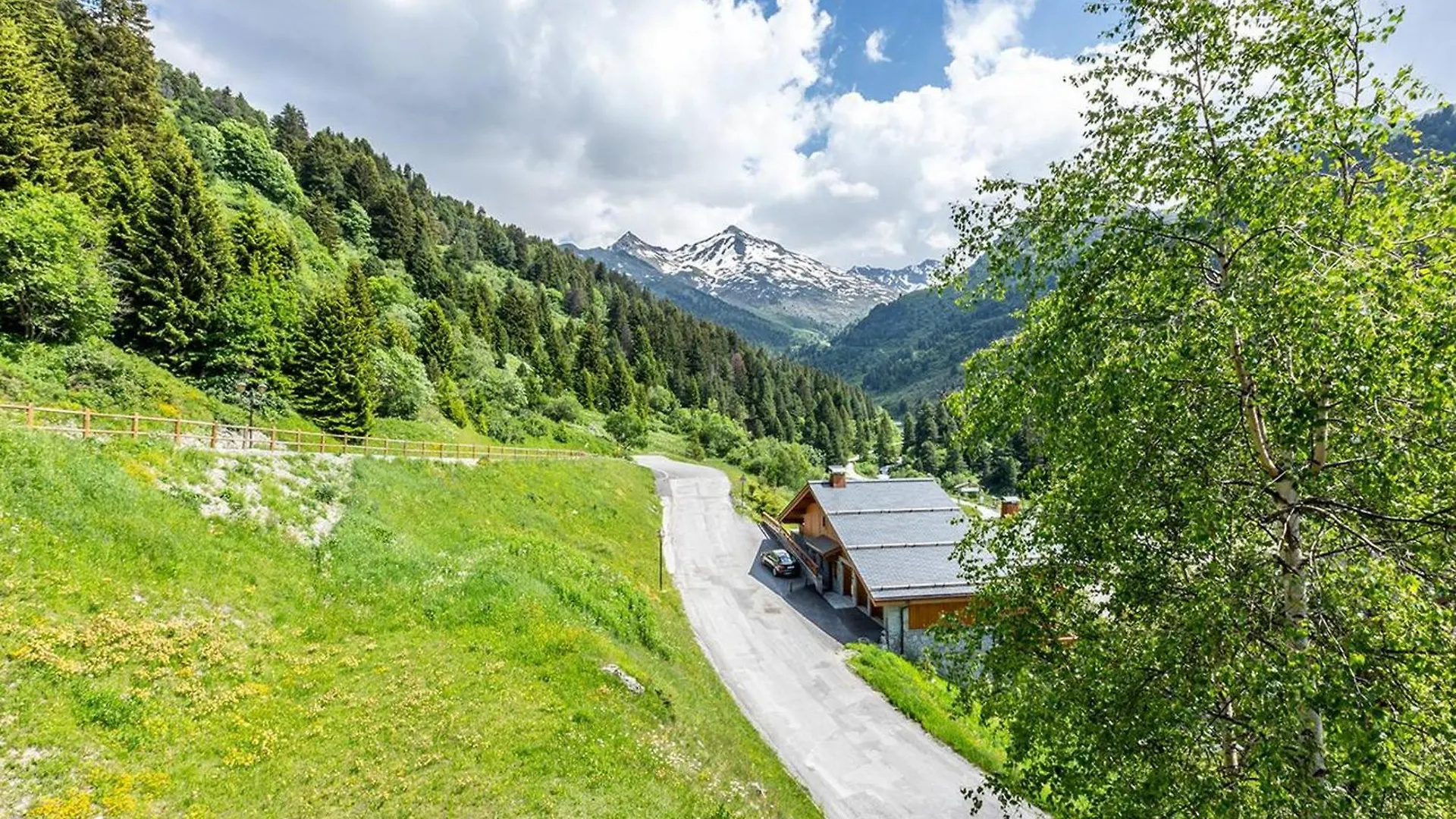 Appartement Chalet Cosy A Meribel Avec Mezzanine Et Cuisine Equipee - Fr-1-355-100