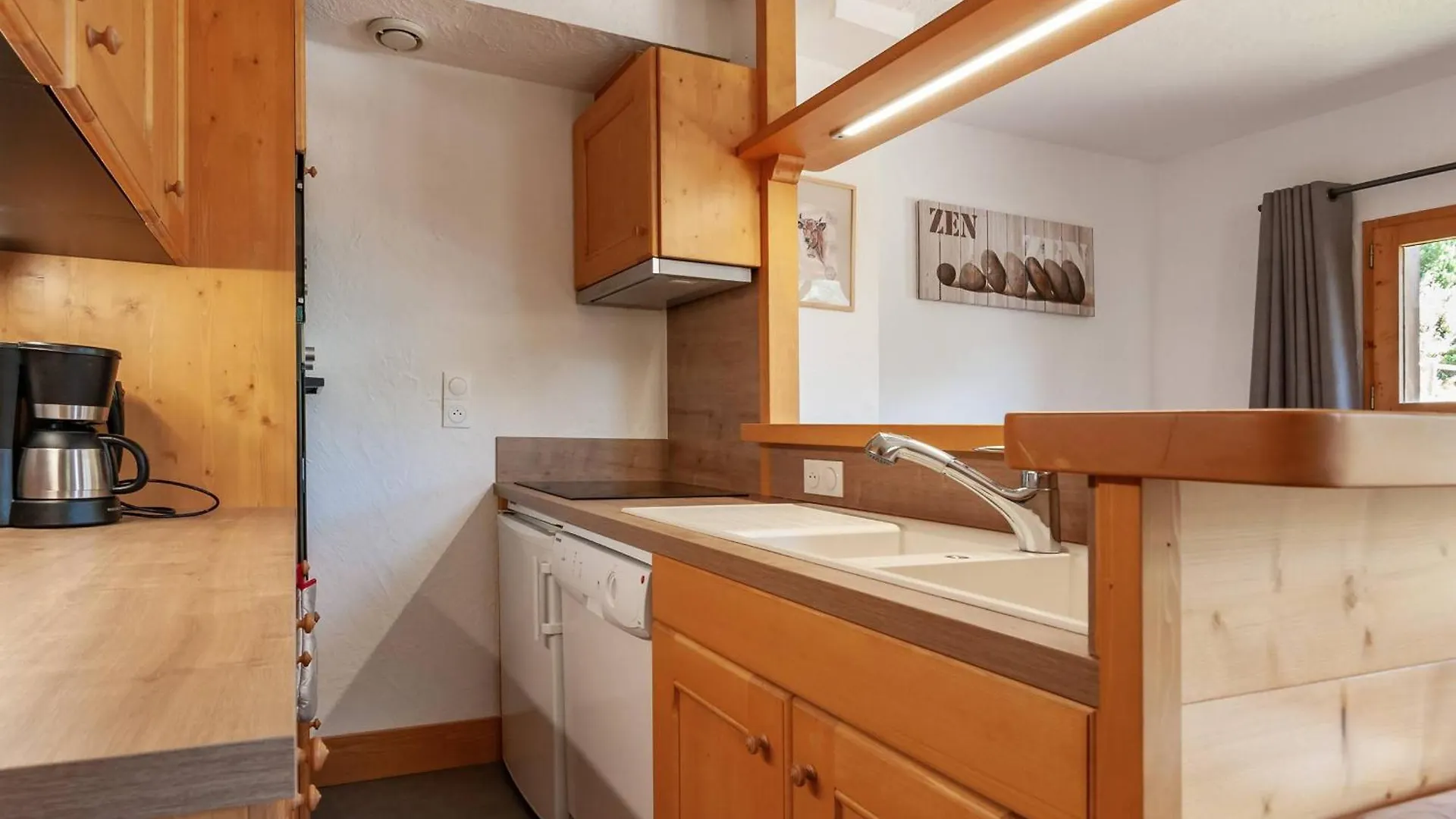 Apartment Chalet Cosy A Meribel Avec Mezzanine Et Cuisine Equipee - Fr-1-355-100