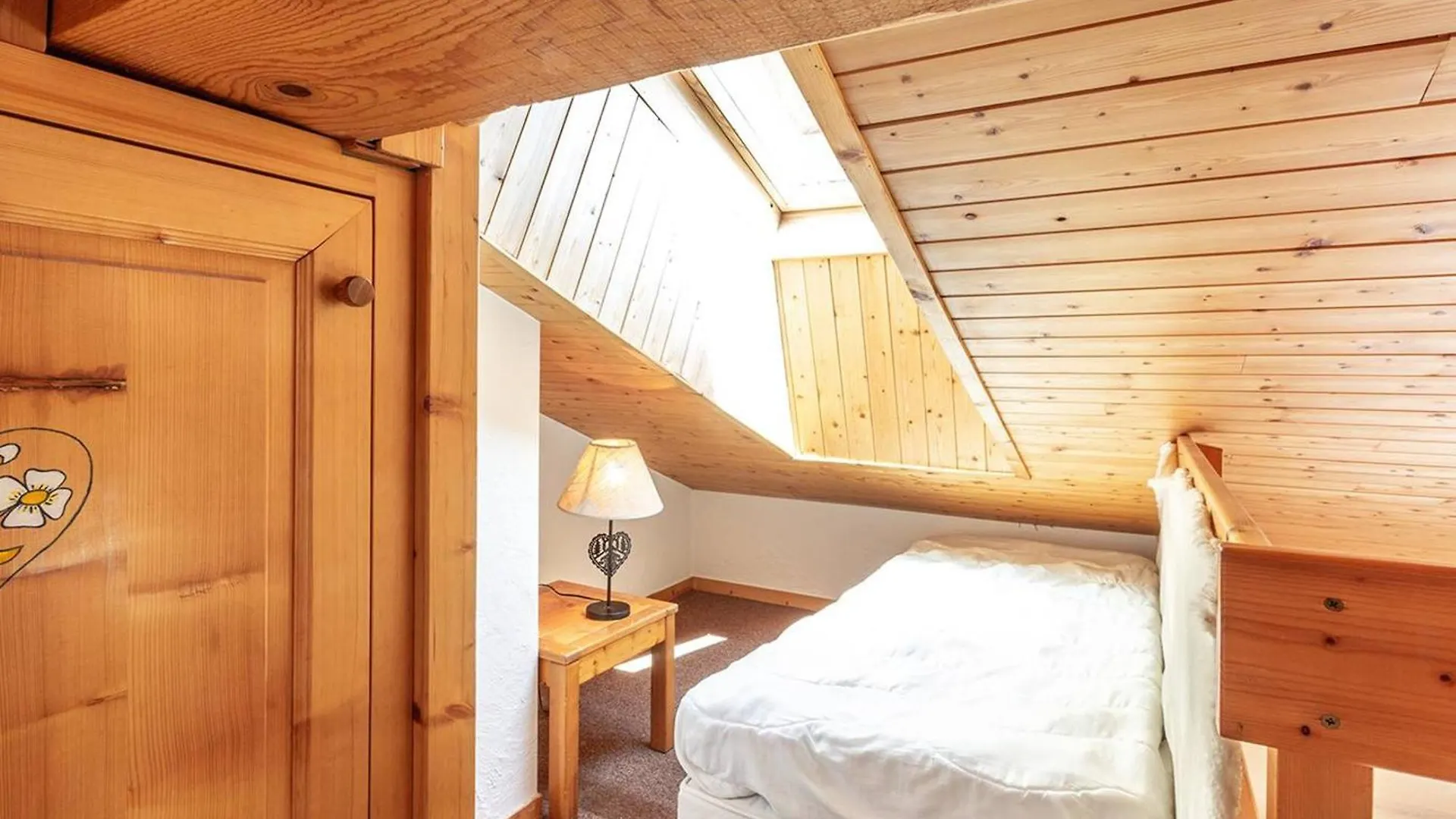 Chalet Cosy A Meribel Avec Mezzanine Et Cuisine Equipee - Fr-1-355-100