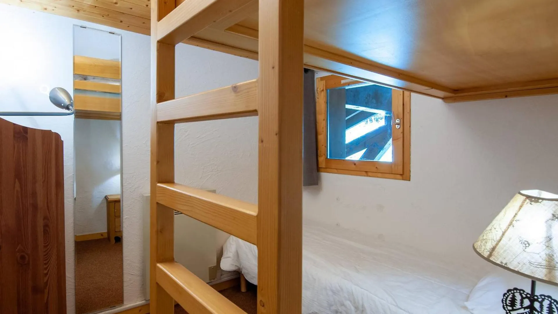 Apartment Chalet Cosy A Meribel Avec Mezzanine Et Cuisine Equipee - Fr-1-355-100